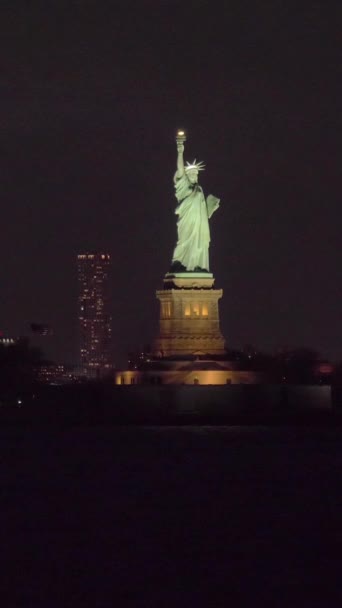 Patung Liberty Teriluminasi Malam Hari New York City Amerika Serikat — Stok Video