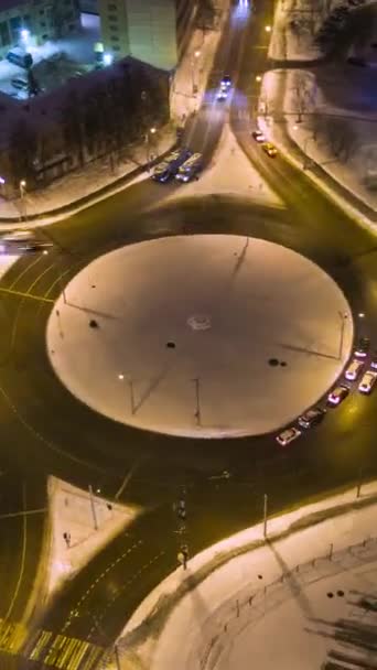城市中明亮的交通圈和冬季夜晚的汽车 环路交叉口 空中垂直自上而下的视图 博士Hyper Lapse 垂直录像 — 图库视频影像
