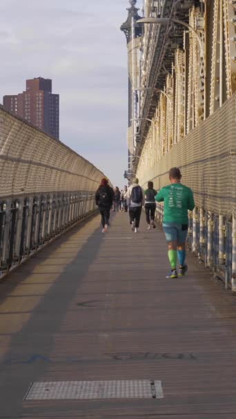 New York City Usa 2018 Manhattan Bridge Chodník Lidmi Svislé — Stock video