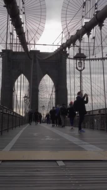 Нью Йорк Сити Сша Ноября 2018 Года Бруклинский Мост Бегуны — стоковое видео