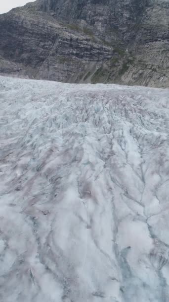 奈杰尔斯布伦冰川 Nigardsbreen Glacier 是欧洲最大的冰川 空中景观 无人机是向后飞的垂直录像 — 图库视频影像