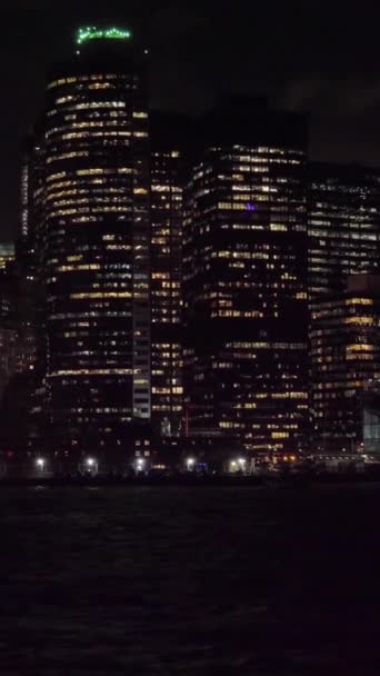Manhattan Urban Skyline Night Ship Nova Iorque Vista Água Câmara — Vídeo de Stock
