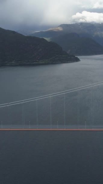 Vysoký Hardanger Suspension Bridge Přes Hardangerfjord Projíždějícím Autem Norsku Fjord — Stock video