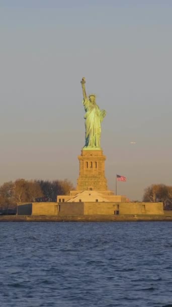 Frihetsgudinnan Morgonen Liberty Island New York City Omloppsbana Båtutsikt Vertikal — Stockvideo