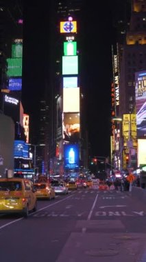 NEW YORK CITY, ABD - 21 Kasım 2018: Trafik ve Times Square at Night. Geniş açı. Kamera yukarı egildi. Dikey Video