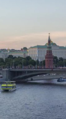 Moskova Kremlin ve Moskova Nehri 'nin Yaz Güneşli Akşamında Gündüz Gecesi. Patriarshy Köprüsü 'nden görüntü. - Rusya. Dikey Video