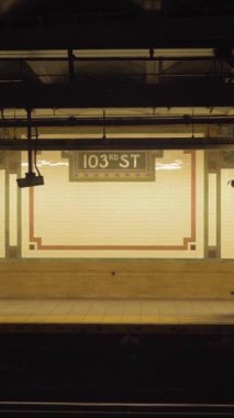 New York Şehri, ABD - 22 Kasım 2018 Metro İstasyonu - 103. Cadde. Tren yanaşıyor. Dikey Video