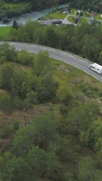 Auto Camper Bianco Corso Country Road Norvegia Autunno Day Alberi — Video Stock