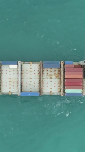 海のコンテナ船 空中垂直トップダウンビュー ドローンが横断する バーティカルビデオ — ストック動画