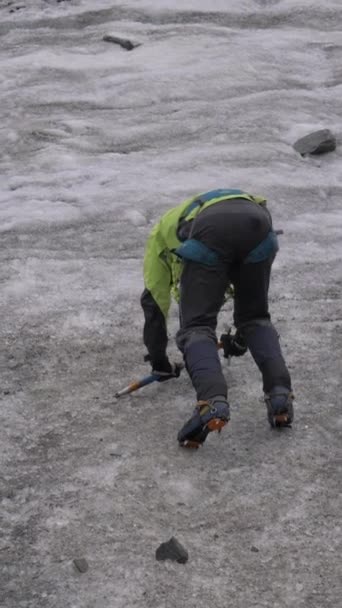 Uomo Alpinista Ramponi Utilizzando Ice Salire Ripido Pendio Ghiaccio Montagna — Video Stock