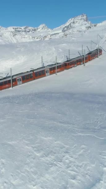 Zahnradbahn Einem Sonnigen Wintertag Schweizer Alpen Die Schweiz Luftaufnahme Drohne — Stockvideo