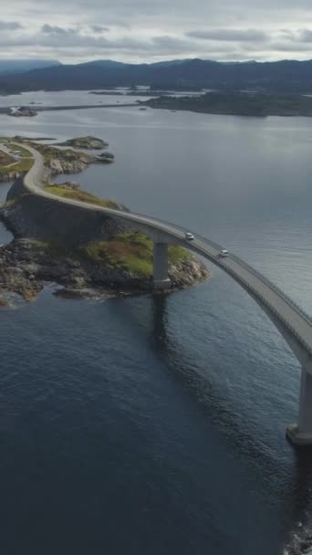 Auto Rijden Storseisundet Bridge Atlantic Ocean Road Noorwegen Luchtfoto Drone — Stockvideo