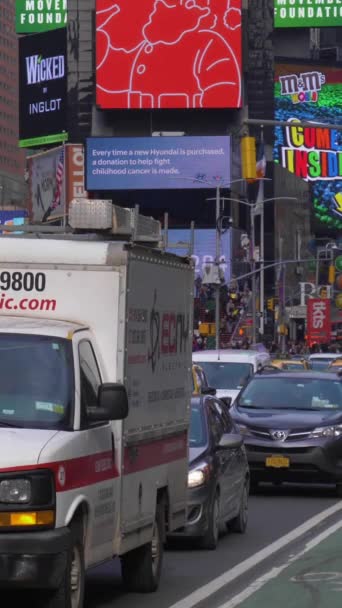 ニューヨークシティ アメリカ ネバー 2018 タイムズスクエアの車 サイクリストと人々 中型ショット バーティカルビデオ — ストック動画
