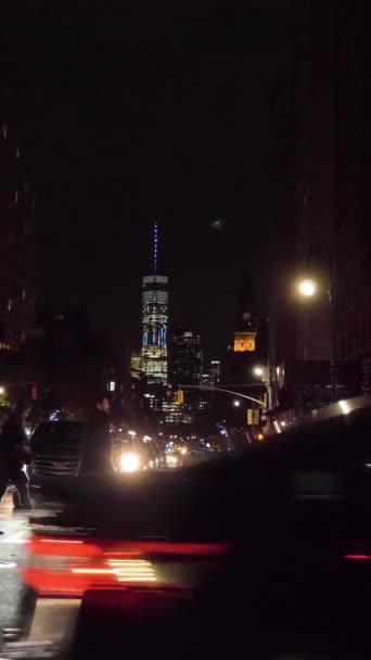 뉴욕시 2018년 11월 20일 맨해튼의 크로스워크에서 자동차와 사람들 Steadicam 크로스로드를 — 비디오