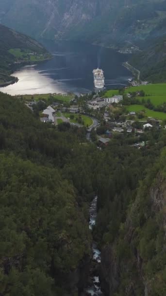 Geiranger Fjord Yeşil Dağlar Norveç Havadan Fşaat Çekimi Ileri Uçuyor — Stok video