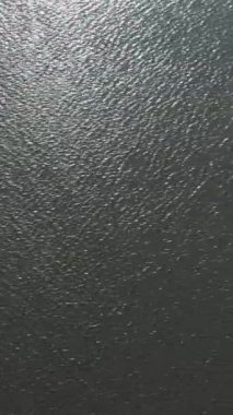 Güneşli bir günde denizdeki lüks sürat teknesi. Havadan Yukarıdan Aşağı Görünümü. Drone sağa doğru yan uçuyor. Dikey Video