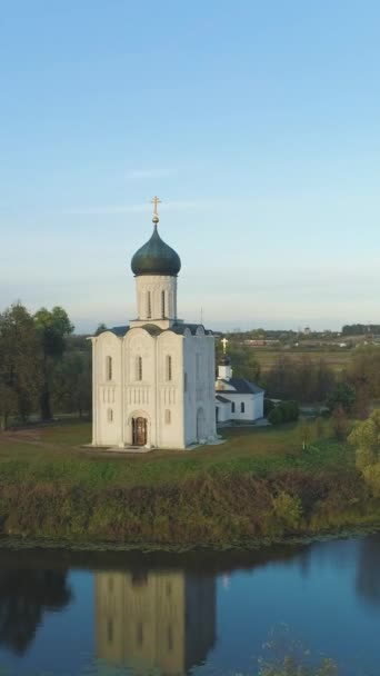 太阳光黄昏时分 奈尔河畔的代祷教堂 俄罗斯Vladimir Region 空中景观 无人机绕着轨道飞行 垂直录像 — 图库视频影像