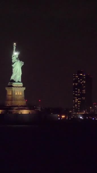 Prosvětlená Socha Svobody Noci Budovy New Yorku Pohled Vody Orbitě — Stock video