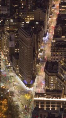 Gece vakti Flatiron Binası 'yla Manhattan Şehri manzarası. New York, Amerika Birleşik Devletleri. Hava görüntüsü. Zaman aşımı. Dikey Video