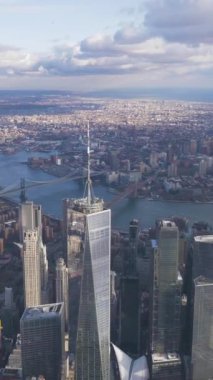 Güneşli günde bir Dünya Ticaret Merkezi. Aşağı Manhattan Skyline. Hava görüntüsü. Kamera Eğiliyor. New York 'ta. Amerika Birleşik Devletleri. Dikey Video