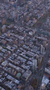 Aşağı Manhattan Mahallesi 'nin şehir manzarası. Hava görüntüsü. Görüntüyü aç, Kamera yukarı doğru eğiliyor. New York 'ta. Amerika Birleşik Devletleri. Dikey Video