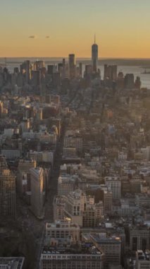 Manhattan şehri, Sunset 'te New York. Amerika Birleşik Devletleri. Hava görüntüsü. Gündüzden Geceye Geçiş. Dikey Video