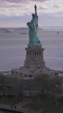 Özgürlük Anıtı. Özgürlük Adası, New York. Hava görüntüsü. Orta boy shot. Yörüngede. Dikey Video
