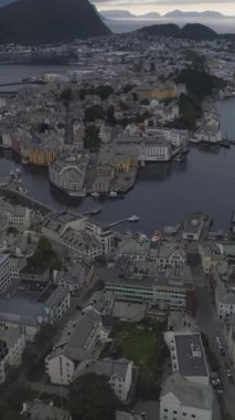 Norveç 'teki Alesund Şehri Bulutlu Gün' de. Hava görüntüsü. İHA ileri uçuyor, Kamera yukarı eğiliyor. Şutu göster. Dikey Video