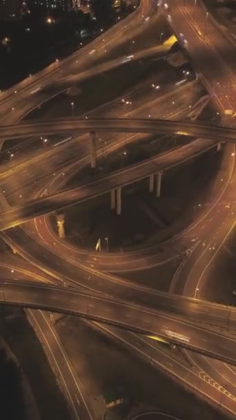 Aydınlanmış Kompleks Yol Kavşağı Gece Araba Trafiği Drone Yörüngede Dönüyor — Stok video