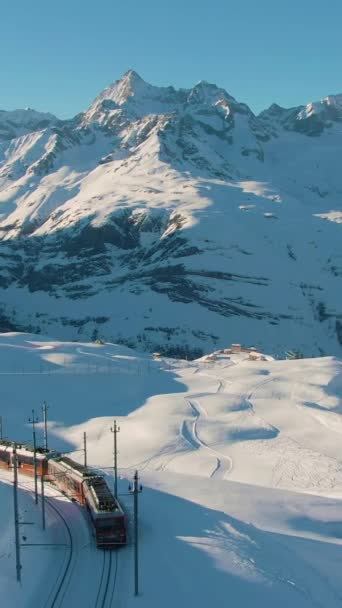マッターホルン マウンテンとゴーナーグラート トレイン サンセットで冬に スイスアルプス スイス アリアルビュー バーティカルビデオ — ストック動画