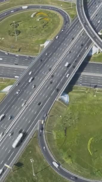 Raccordement Routier Complexe Circulation Automobile Lors Journée Ensoleillée Été Drone — Video