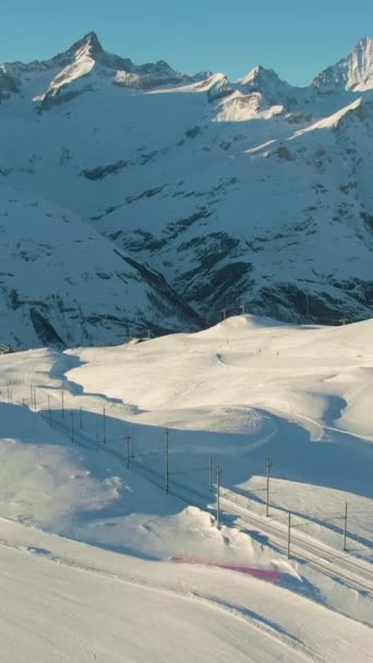 Χιονισμένα Βουνά Ηλιόλουστη Χειμωνιάτικη Μέρα Ελβετικές Άλπεις Ελβετία Αεροφωτογραφία Αποκαλύψτε — Αρχείο Βίντεο