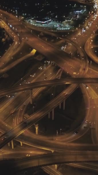 Aydınlanmış Kompleks Yol Kavşağı Gece Araba Trafiği Drone Ileri Uçuyor — Stok video