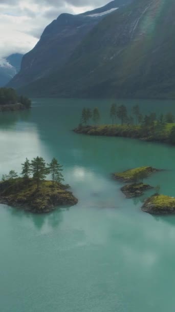 Lago Lovatnet Com Água Azul Turquesa Ilhas Verdes Bela Natureza — Vídeo de Stock