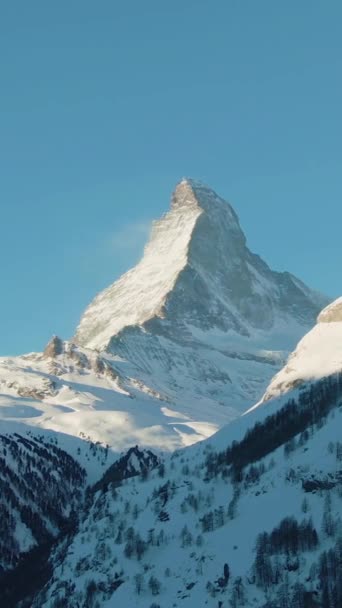 Matterhorn Sonnigen Wintermorgen Die Schweiz Luftaufnahme Mittlerer Schuss Drohne Fliegt — Stockvideo