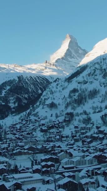 Zermatt Village Matterhorn Mountain Sunny Winter Day Suíça Aerial Drone — Vídeo de Stock