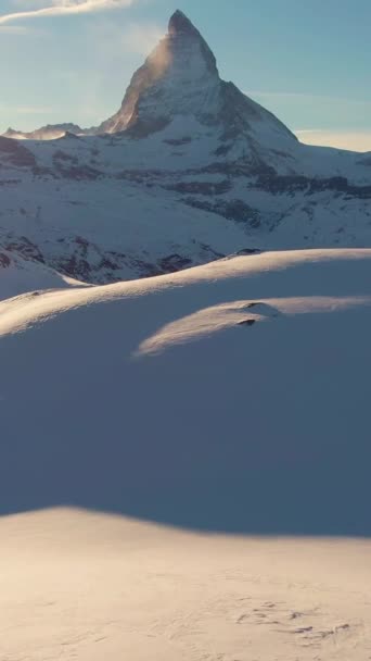 Das Matterhorn Bei Sonnenuntergang Winter Schweizer Alpen Die Schweiz Luftaufnahme — Stockvideo