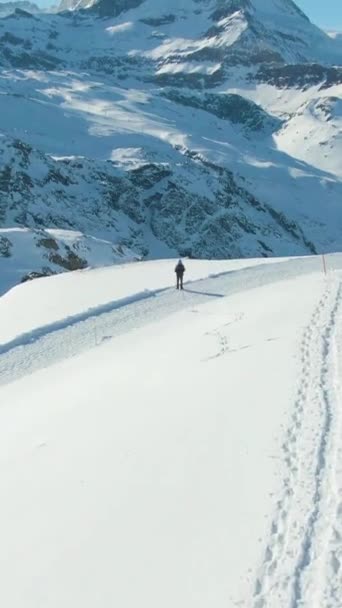 Blue Matterhorn Mountain Winter Day Wandelaar Man Zwitserland Luchtfoto Onthulling — Stockvideo