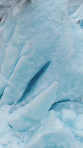 蓝色尼日利亚斯伯林冰川 Blue Nigardsbreen Glacier 是欧洲最大的冰川 空中特写视图 无人机在轨道附近 摄像机在倾斜 垂直录像 — 图库视频影像