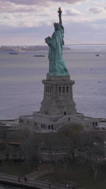 Frihetsgudinnan Liberty Island New York City Flygutsikt Medelstor Skott Omloppsbana — Stockvideo