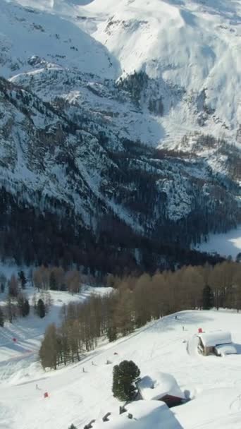 Matterhorn Mountain Skiërs Piste Winterdag Zwitserse Alpen Zwitserland Luchtfoto Drone — Stockvideo