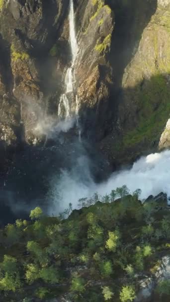 Ворингофоссенський Водоспад Скелі Зеленими Деревами Норвегії Сонячний Літній День Вид — стокове відео
