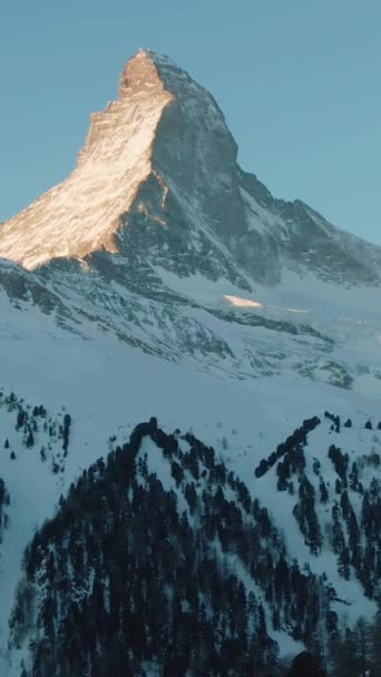 在日出的冬日晨曦中的马特宏山 瑞士阿尔卑斯山 空中景观 飞行员向后飞去 垂直录像 — 图库视频影像
