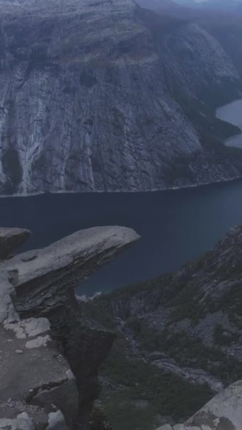 Trolltunga Mountain Cliff Noorwegen Beroemde Troll Tongue Rock Zomerdag Luchtfoto — Stockvideo