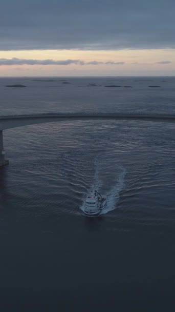 Die Atlantikstraße Norwegen Bei Sonnenuntergang Schiff Fährt Unter Storseisundet Brücke — Stockvideo