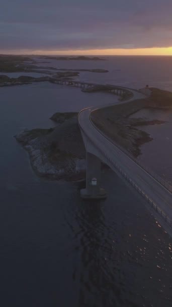 Atlantikstraße Norwegen Bei Sommerlichem Sonnenuntergang Autos Passieren Die Storseisundet Bridge — Stockvideo