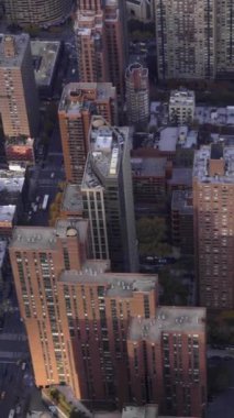 Manhattan 'ın Yukarı Doğu Yakası Mahallesi' nin şehir manzarası. İkamet bölgesi. Hava görüntüsü. New York, Amerika Birleşik Devletleri. Dikey Video