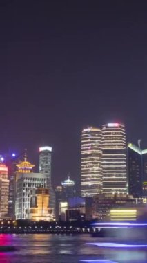 Aydınlanmış Şangay Skyline 'ın panoramik Gece Hızı. Lujiazui Finans Bölgesi ve Huangpu Nehri. The Bund Embankment 'tan görüntü. Çin. Dikey Video