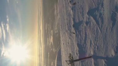Sunny Winter Day 'de kayak pisti ve teleferik. Hava görüntüsü. İnsansız hava aracı Yanlamasına uçuyor. Çekim.. Dikey Video Kuruluyor