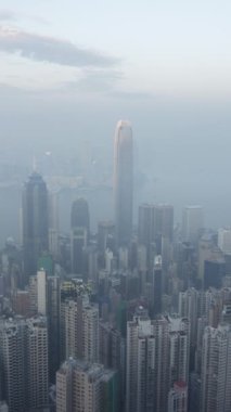Hong Kong Skyline 'da. Victoria Tepesinden Manzara. Gündüzden Geceye Geçiş. Dikey Video